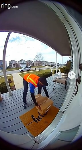 The Looping Delivery Driver #glitchinthematrix #deliverylife #caughtoncam