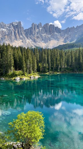 Priscilla Guerra on Instagram: "Um dos lugares mais lindos que já vi na 🇮🇹! Lago di Carezza, a região das Dolomitas, vale suuuper a pena! Tanto no verão quanto no inverno, a paisagem é surreal! E sim, da pra ir de busão, coloca no Google Maps a cidade onde você vai se hospedar na região e veja como chegar até lá, óbvio que tem que ser em uma cidade perto, então estuda o mapa aí e boa sorte! Tem estacionamento pra carro também, e é literalmente na frente do lado, o ponto de ônibus também! E não