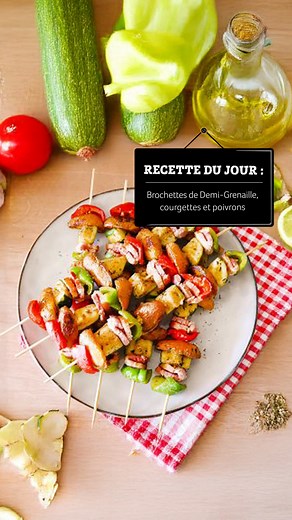 Envie de brochettes de légumes ? Préparez les brochettes de Demi-Grenaille Pom Bistro, courgettes et poivrons faciles et délicieuses en quelques étapes ! 🍢 Parfaites pour les journées ensoleillées ☀️ #Pombistro #recette #brochette #food #gourmandise #BBQ | Pom Bistro