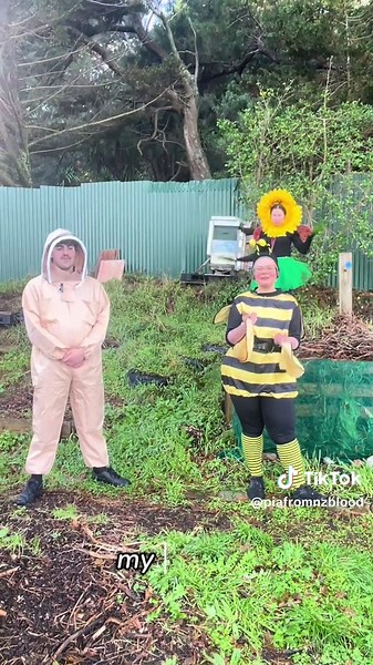 20 May is World Bee Day so we took the opportunity to celebrate these nifty pollinators AND all our amazing B-type lifesavers 🕺 All blood types are helpful, and B blood types are especially helpful as plasma donors. Thank you Kaicycle for letting us interrupt your morning working bee to let us hang out with your honey bees! #worldbeeday #bee #b #blood #plasma #nzblood #newzealandbloodservice #honey #bloodtype