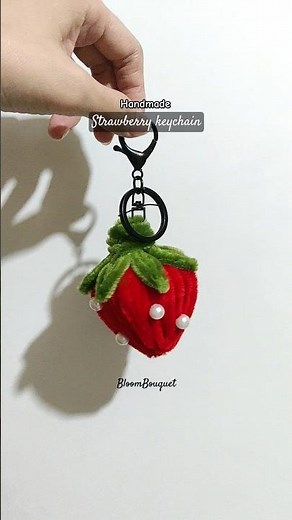 handmade Strawberry Keychain made of fuzzy wire / pipe cleaner #pipecleaners #fuzzywire #keychain