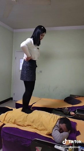 Wonderful back stepping massage #massage #footmassage