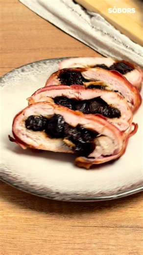 Egyszerre édes és sós ez az aszalt szilvával töltött, baconbe tekert csirkemell, ráadásul minimális munkával készül. 👉 https://sobors.hu/receptek/aszalt-szilvaval-toltott-csirkemell-recept/ | Sóbors