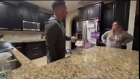 悲報：妻さん、夫に浮気がバレ、結婚指輪を売りとばされたと知り、とんでもない言い訳を始めてしまう...妻：指輪が見つからないんだけど、どこにあるか知らない？夫：結婚指輪のこと？妻：そうよ。他にどんな指輪つけてたっていうの？夫：うーん、誰か他の人が持ってるかもな。妻：どういう意味？誰よそれ？夫：さあな。俺が質屋に売ったあとに買ったやつだろ。妻：何言ってるの？夫：お前の指輪、売った。妻：なんで？夫：お前が浮気してるからだよ。妻：何言ってるの？最近ずっと様子おかしいだろ。妻：何のこと？夫：自分がやってるおかしなこと、気づいてないのか？毎日仕事のあと帰りが遅いし、行き先も嘘ついてる。位置情報共有してるから分かるんだよ。バーに行くって言いながら、実際は住宅街の家にいるだろ、いつも。妻：ちゃんと話し合おうともせずに、私の指輪を売るの？夫：わざわざ聞く必要ない。お前が浮気してる証拠はある。Tinderのアカウントも使ってるだろ。妻：でもそれでも、私の指輪を売る権利はないわ。あれは私のものよ。夫：いや、俺のだ。妻：違う、私のよ。夫：俺が渡したものだ。お前が俺に忠実でいると誓ったから渡したんだ。でも守って