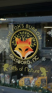 🛍️ The Cannon Cove Shops in Dillsboro, NC are tucked away between Front and Church streets, a perfect spot to discover hidden treasures! 💎 Visit The Fox's Burrow for gifts inspired by our national parks and forests. 🦊 At Magnolia, you'll find gemstone jewelry and other collectibles. For handmade soaps, home decor and candles, The Corn Crib is your go-to. 🕯️ The Artsy Olive offers an array of flavorful oils to add to your kitchen.🍴 Plan your trip to the artisan village of Dillsboro and disco