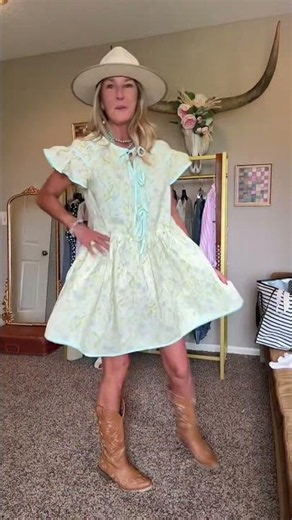 Soft florals + cowboy boots = the outfit formula we’ll never get tired of 🤍🌿