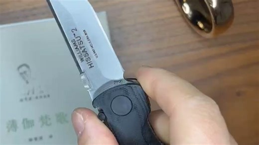 书页之间的刀锋 —— CRKT 2900 Hissatsu-2 × 《薄伽梵歌》