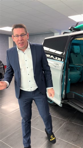 Ребята, честно — я хотел спокойно, на релаксе, разложить вам всё по полочкам и просто прорекламировать автомобиль. Но мои ребята были в таком восторге, что даже дизайнер, который пришёл с идеей, услышал от меня только одно: «Делай так, как ты считаешь правильным». Эта машина по духу — Гауди. Антонио Гауди — архитектор, который ломал правила, создавал искусство вне времени и которого сначала не понимали, а потом признали гением. И вот сегодня у нас есть V-Class. Проект Top Marques Monaco 2026. Да