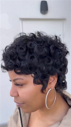 Growing out short hair doesn’t have to be awkward when it’s shaped right, it stays cute most of the journey. We’re taking her from pixie to a short bob, keeping the movement, the balance, and the curl definition so she never hits the “flat and bulky” stage. #houstonhairstylist #shorthairstyles #hairgrowthjourney #healthyhairtips #shortbobstyle #hairtok #houstonstylist #healthyhairgoals #pelementproducts #houstonsalon #houstonhair #siennahairstylist #killeenhairstylist #dallashairstylists #modern