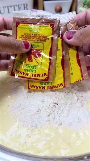 Lapis Legit bumbu . 20 butir kuning telur 10 butir putih telur 250gr mentega 250gr margarin 450 gula pasir 100gr tepung terigu 1 bks susu bubuk (27gr) 1 sdt vanili 1 kaleng skm Bumbu lapis legit . Cara membuat: ✅ Kocok mentega sampai mengembang (sebaiknya margarin mentega sebelum di mixer masuk kulkas dulu 2-3 jam agar hasilnya bagus) ✅ kocok kuning telur, gula pasir dan vanili sampai mengental ✅ kemudian adonan di satukan, aduk rata. masukkan skm, susu bubuk dan tepung terigu. Aduk rata. Sisihk