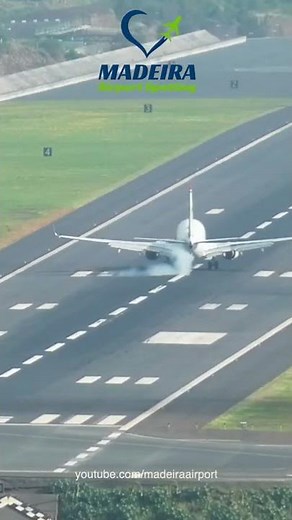 Norwegian Boeing 737 Landing at Madeira Airport
