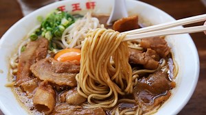 I ate super rich ramen with the wild scent of pork bones and chicken bones wafting outside the store at the famous Tokushima ramen restaurant 'Ooken'