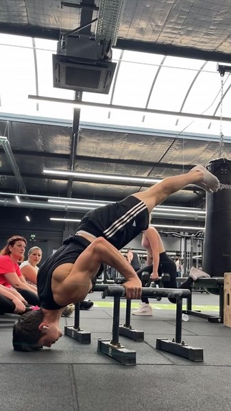 Calisthenics reaction #streetworkout #calisthenics #body #fyp #fintess #handstand #reaction #react #gym #sports