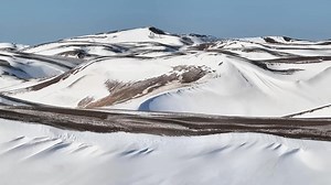 Ordos Xiangshawan desert reaches new heights of beauty in winter. Snowflakes drift down merrily and the north wind blows heartily, while this incredible wilderness is permeated with the charm of the vast desert everywhere. | Discover Ordos