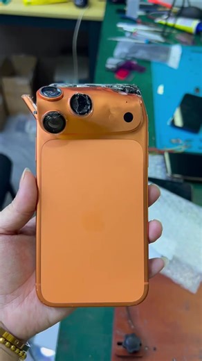 客人说 他女朋友说她每天只会对着电话笑。结果她女朋友就起笑了。电话就变成两半，iPhone 17 Pro max #iPhone17Promax #女朋友 #新年