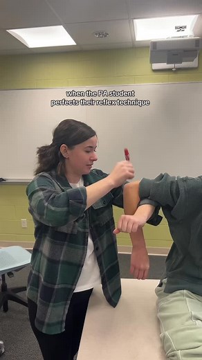 Who’s gonna tell her the patient actually has hyperreflexia ☝️ #pas #paschool #paschoollife #pastudentlife #medicalhumor #paschoolproblems #reflexes #pastudent #pastudents #physicianassistant #physicianassociate | Etown Pa-s