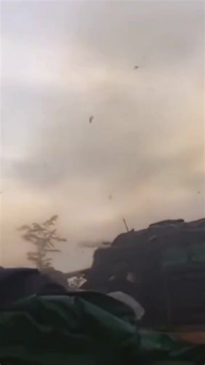 “กองทัพกัมพูชา” โจมตีตำแหน่งของไทยด้วยอาวุธปืนใหญ่บริเวณชายแดน กองกำลังกัมพูชาใช้ปืนใหญ่ลากจูงแบบ D-30 (2A18) / Norinco PL-96 ขนาด 122 มม. ในการโจมตี | เป็นกระแส การเมือง