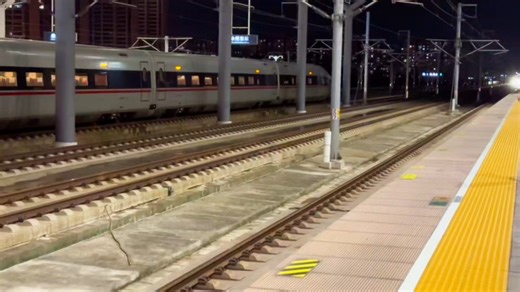 京沪末班标杆G27达速下行跨越徐州东站