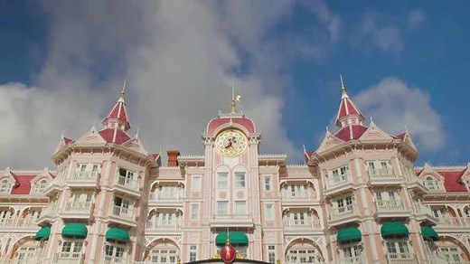 55K views · 4.9K reactions | Un séjour en famille dans un hôtel 5 étoiles à Disneyland Paris ça donne ça ⬇ ! | Disneyland Paris | Facebook