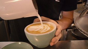 Nada mejor que un buen café con leche. Esta vez fue en CAFÉ CON CÉ.👌 | Leche Fresca