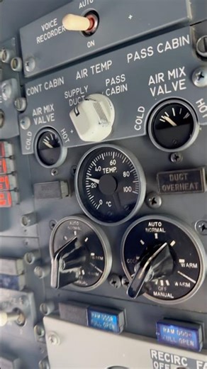Overhead panel of a Boeing 737 Ng.👨‍✈️🇷🇴