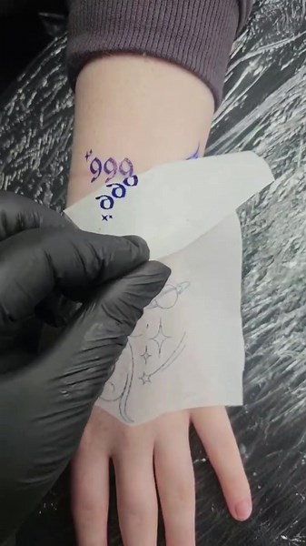 Cute Hand & Finger Tattoo Ideas for a Feminine Touch