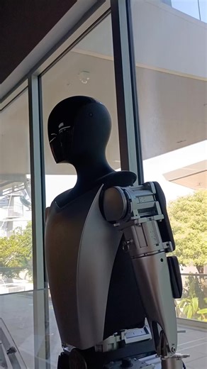 Explora el Tesla Bot en Aventura Mall