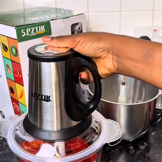 End kitchen stress with the all-in-one food processor! 💪🏾🇬🇭 ✨ 5L large capacity ⚡ 3-speed power control 🌶️ Grinds meat, spices & more 💰 Saves time & money Perfect for home cooks & food businesses! 🍛👩🏾‍🍳 #KitchenPowerGh #SmartCooking #FoodProcessorGoals | Magasin de Haute Qualité au Rapport Qualité-Prix Excellent