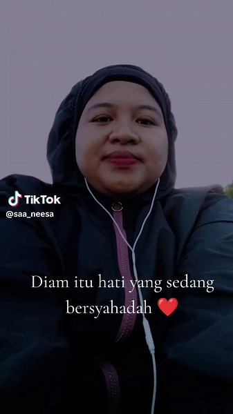kita ingat diam itu tanda kalah. . tanda lemah. . atau tak ada apa nak cakap. . Tapi sebenarnya ada diam yang paling kuat diam ketika hati sedang kembali kepada Allah. . Bila kita diam dari mengeluh. . diam dari membalas kata yang menyakitkan. . diam dari membuka aib orang. . pada waktu itu hati sebenarnya sedang bersyahadah. . Sedang mengakui: Allah melihat. . Allah mendengar. . Allah tahu isi hati yang tak terluah. . Diam itu latihan jiwa. Menahan ego. . Menahan marah. . Menahan diri dari memb