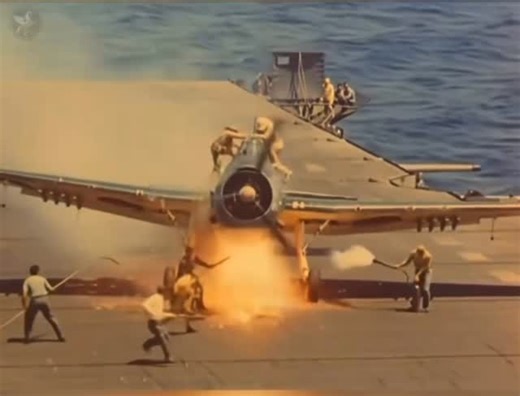 WW2 The Second World War on Instagram: "- 🇺🇸 US Navy Carrier Deck Operations– WWII, Precision, speed, coordination - Takeoff: Aircraft accelerate along the deck. - Landing: Arrestor wires stop planes in meters. - Deck crew: Guide pilots with flags, lights, and signals. - Aircraft: Reinforced landing gear and tailhooks are essential. - 🔻🔺🔻🔺🔻🔺 - ➡️ US Navy, operaciones en cubierta: Precisión, velocidad y coordinación - Despegue: Los aviones recorren la cubierta a máxima velocidad. - Aterri