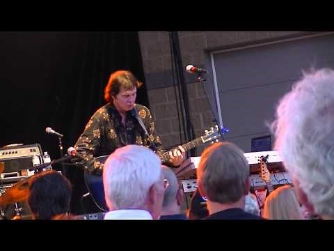 Dwight Twilley-I'm on Fire live in Oshkosh, WI 8-15-13