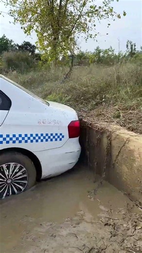 What Should I Do If All Four Wheels Accidentally Fall Off A Curb While Reversing