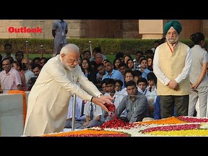 Gandhi@150 | PM Modi Pays Tribute At Raj Ghat