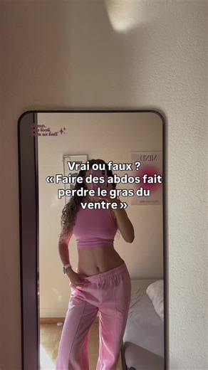 Vrai ou faux ? « Faire des abdos fait maigrir du ventre » Pendant longtemps, je pensais qu’avoir un ventre plat c’était juste une question de manger moins et de faire des abdos. Moi aussi je m’acharnais aux abdos tous les jours, je choisissais une vidéo YouTube “abdos express en 20min”, je me restreignais et je mangeais quasiment rien et pourtant j’ai jamais eu de résultats comme ça… Donc spoiler : faire des abdos ne te fera pas perdre ta bouée au ventre car on ne peut pas cibler une perte de gr