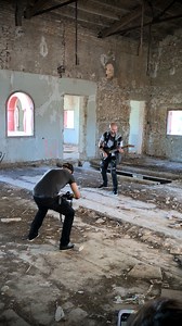 📽️ Así se hizo La muerte de un poeta. Detrás de cámaras de un videoclip grabado para ser el primer adelanto de Heroica y que rinde homenaje a Federico García Lorca, a su obra inmortal y a la voz que intentaron callar, pero que sigue resonando en el tiempo. 🌿⛪ 🎥 @Kaos Estudio capturó la esencia de esta historia y la plasmó en imágenes.✨ #LaMuerteDeUnPoeta #Heroica #FedericoGarcíaLorca #DetrásDeCámaras 🔥 On Fire Management 🔥 | Opera Magna