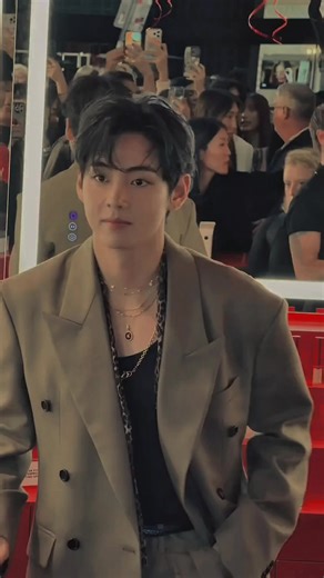 Kim Taehyung, yang dikenal dengan nama panggung V, adalah salah satu penyanyi dari grup K-pop terkenal BTS. Ia lahir pada 30 Desember 1995 di Korea Selatan dan mulai dikenal dunia sejak debut bersama BTS pada tahun 2013. V dikenal memiliki suara yang khas, terutama karena nada suaranya yang dalam (deep voice), sehingga mudah dikenali dibandingkan penyanyi lain. Selain bernyanyi, ia juga pernah mencoba dunia akting, salah satunya lewat drama Hwarang. Di luar musik, Taehyung dikenal memiliki kepri