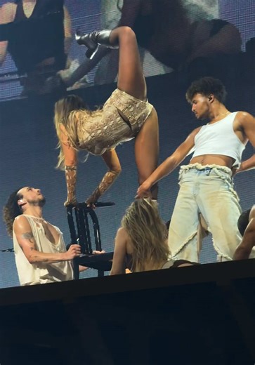 Tate McRae's Full Performance of Sports Car in Berlin