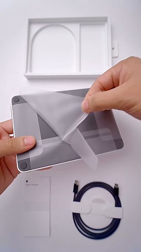 ¡Siente el control! Esto es el Magic Trackpad. 🖱️ La forma más cómoda, fluida y precisa de interactuar con tu Mac. El Magic Trackpad de Moby Smart Store te da: Gran superficie: Más espacio para gestos Multi-Touch. Tecnología Force Touch: Detecta la presión para más funcionalidades. Diseño elegante: Combina perfectamente con tu setup. Si amas los gestos, esta es tu herramienta. ¡Libera el mouse! Disponible ahora en Moby Smart Store. ¡Ven a probarlo! #MobySmartStore #MagicTrackpad #AppleAccesorio