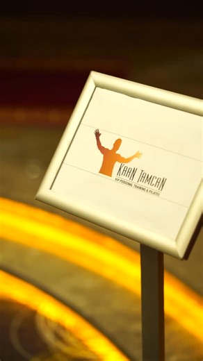 KAAN TAMCAN VIP PERSONAL TRAINING & PILATES STUDIO on Instagram: "✨ YIL BİTTİ, HİKÂYE DEVAM ✨ Bir yılı daha geride bırakırken, geriye sadece geçen zaman değil; paylaşılan emek, kurulan bağlar ve birlikte büyümenin izleri kaldı. 🖤 Bu gece yalnızca bir yemek değildi. Aynı yolda yürüyen, aynı disipline inanan bir ekibin özenle planlanmış bir organizasyonda aynı masada buluşma anıydı. ✨ Herkes bu geceye kendi enerjisiyle, özeniyle ve emeğiyle geldi. Ortama eşlik eden canlı dokunuşlar, geceye ayrı b