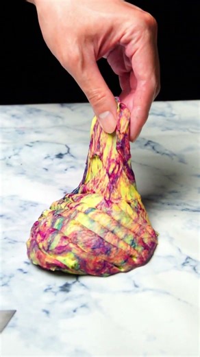 The process of making mooncakes with tempting dough