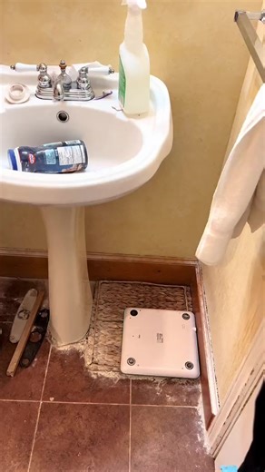 562K views · 7.1K reactions | Free Cleaning Bathroom TransformationThis was such a tough clean, the amount of cornstarch that had built up for years in there was unbelievable!#wecleaning #clean #cleaning #reels #viral #trending | We Cleaning | Facebook