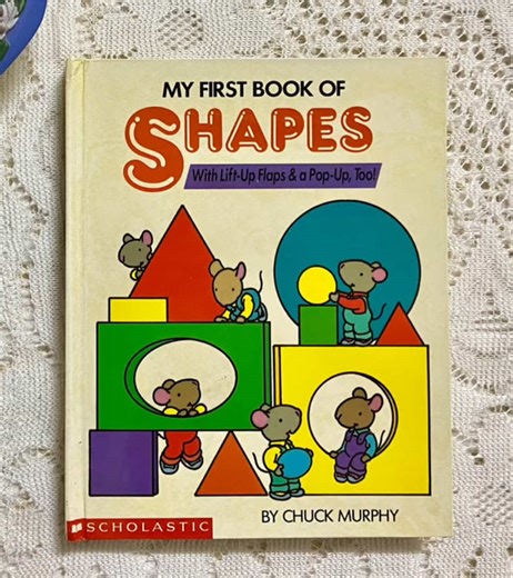 ❤️ My First Book of Shapes❤️ 📚Tác giả: Chuck Murphy 📚Xuất bản: Scholastic (Cartwheel Books – imprint) (1993) 📚Ngôn ngữ: Tiếng Anh 📚Độ dài: 10 trang 📚Kích thước: 15.7 x 19.5 x 1.5 cm 📚Trọng lượng: 250 gram 📚Thể loại: Bìa cứng, lật mở, pop up 💌Nội dung: Sách dạy bé các hình cơ bản: circle, square, triangle, rectangle…kết hợp giữa hình phẳng (2D) và khối (3D) (circle → sphere, square → cube…) Mỗi trang có flap để lật để khám phá đồ vật có cùng hình dạng Cuối sách có pop-up tổng hợp rất bắt 