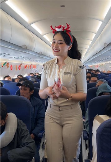 Cabin Crew Bagi-Bagi Christmas Gift di Pesawat