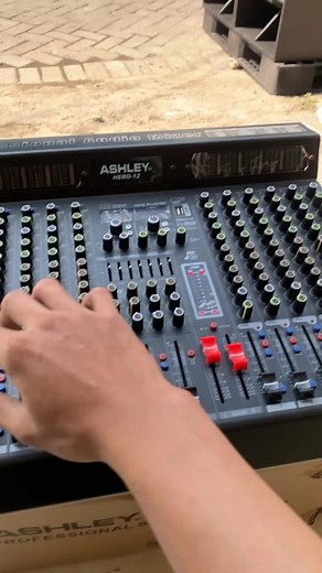 NEW PRODUK Paket sound miniatur 15inc🙌🏻🤠 -sub 15inc X2 ashley 15v400 box turbo -mid 8inc X2 fabulus 2050 box t24 8inc -hig 1X CD44 SPL -power 20A smps 2 way -finising tekstur epoxy ful spikon -perkabelan total 7m Harga. 8jt NON MIXER CUMA SOUND SAMA POWER#soundminiatur #paketsound #soundminiaturjatim #horegjawatimur #paketsoundsystem #soundhoreg #fypsounds #ceksound #soundhajatan #paketaudio #fyp #fypシ #horeg #fyp