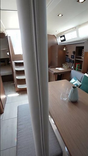 Walk through a BENETEAU Oceanis 37.1