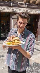 Sicily‘s Pane e Panelle @anticafocacceriasanfrancesco 🇮🇹 Once a common student meal, Pane e Panelle is now known as Palermo‘s most famous street food. Chickpea fritters meet soft bread bun and plenty of lemon juice for a unique culinary experience in Sicily. 👏 Full episode on YT 📺 #paneepanelle #sicily #italianfood #streetfood #vegan #plantbased | Julius Fiedler