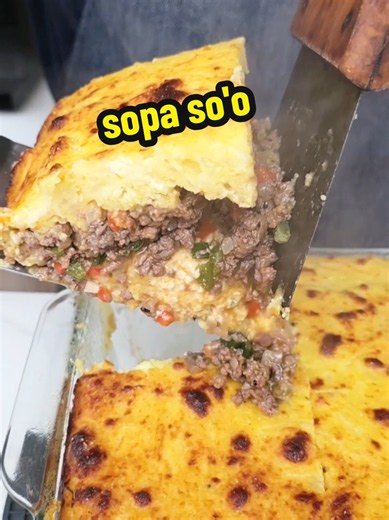 SOPA SO'O una re eta paraguaya que aprendí a amarla desde chico y la hicimos junto a carneargentina.ipcva ▪︎ 3 cebollas grandes ▪︎ 100 gr. Manteca ▪︎ 50 ml. Aceite ▪︎ Sal y pimienta ▪︎ 500 ml. Leche ▪︎ 5 huevos ▪︎ 400 gr. Harina de maíz paraguaya (no es polenta) ▪︎ 500 gr. Queso criollo o fresco/cremoso/por salut ▪︎ 3 cebollas chicas ▪︎ 1 morrón rojo chico ▪︎ 1 morrón verde chico ▪︎ 1 kg. Carne picada (roast beef) ▪︎ Sal, pimienta, orégano, ají molido, pimentón, comino ▪︎ Opcional huevo duro y v