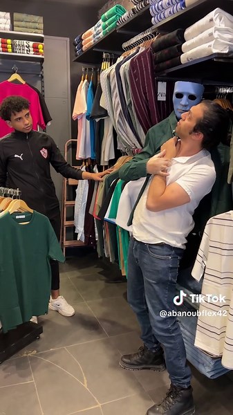 Mannequin Comes to Life: Hilarious Pantomime Prank