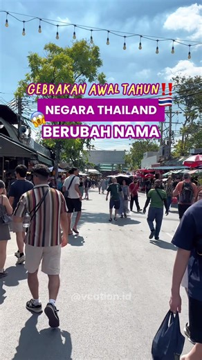 Sekarang, nama negaranya bukan THAILAND ❌ tapi TAILAN ✅ Mulai tahun 2026, negara Thailand resmi ganti nama menjadi Tailan. 🇹🇭 Perubahan nama ini sebagai upaya standardisasi nama negara yang lebih sesuai dengan ejaan & kaidah Bahasa Indonesia. Kira-kira kalian setuju gak sama aturan baru ini? 🫣 _____________ @vcation.id Traveling bareng Vcation, PASTI HAPPY 😍🙌🏻 ____________ 📍Alamat Kantor : Jl. K.H. M. Yusuf Raya No. 18 A-B Mekar Jaya - Depok, Jawa Barat Info lengkap: ☎ 021-771-7785 📞 081