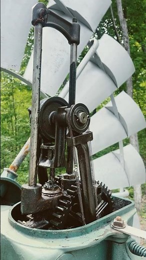 How a water pumping windmill turns rotary motion into reciprocating motion.